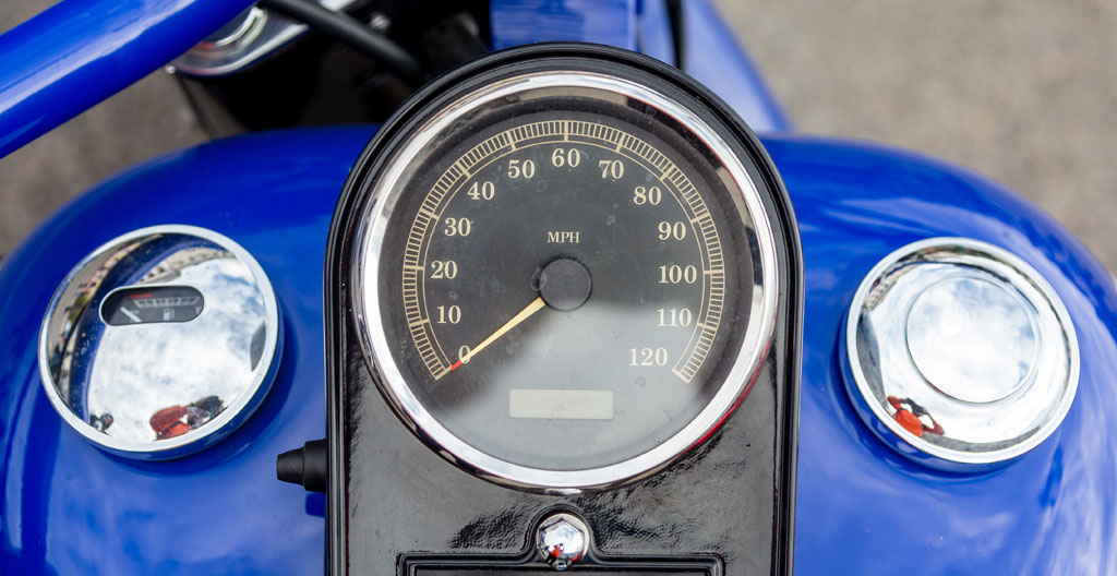 Compteur kilométrique vintage affichant un faible kilométrage sur moto de collection